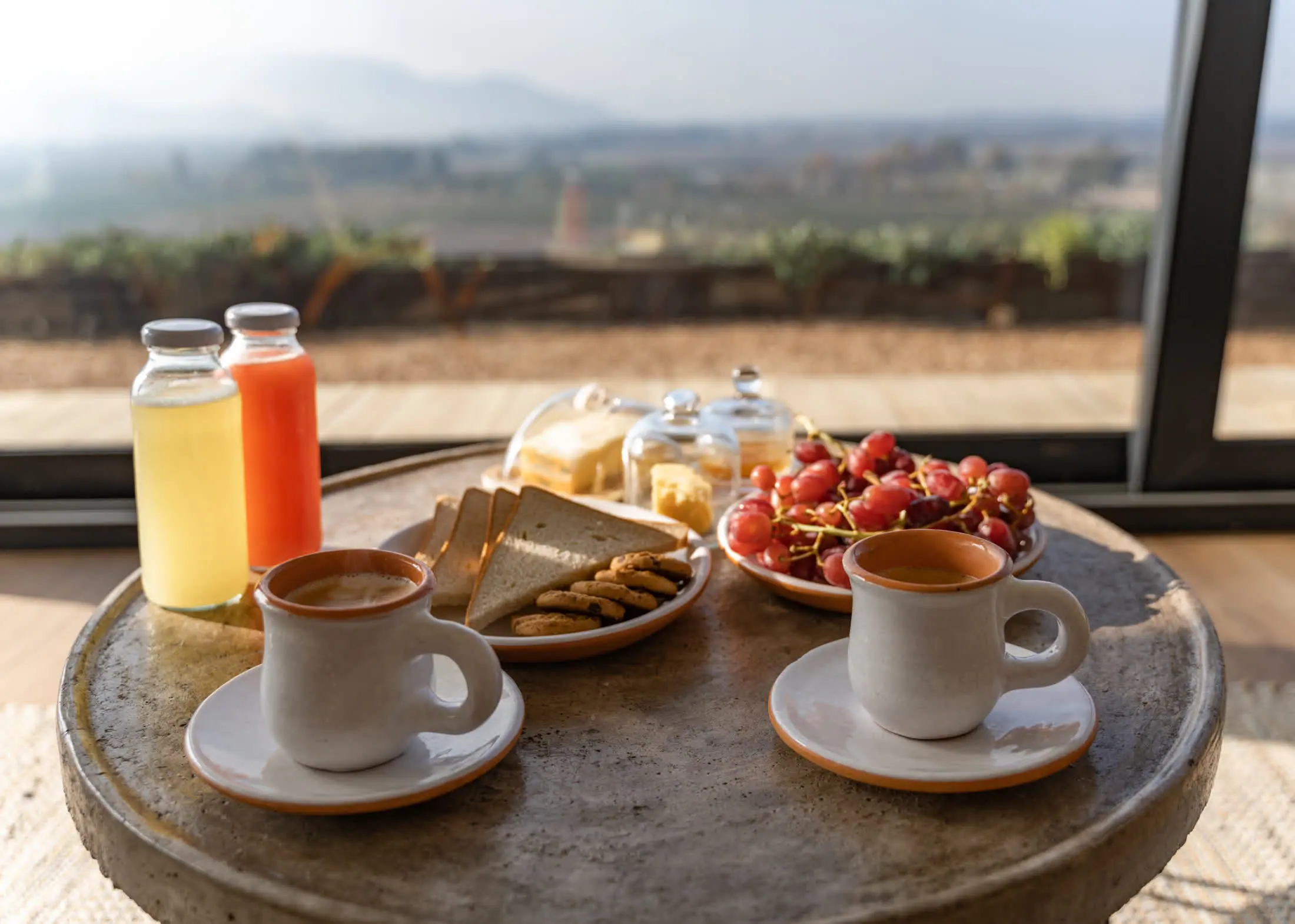 Desayuno artesanal servido en la terraza del palco, frente al valle