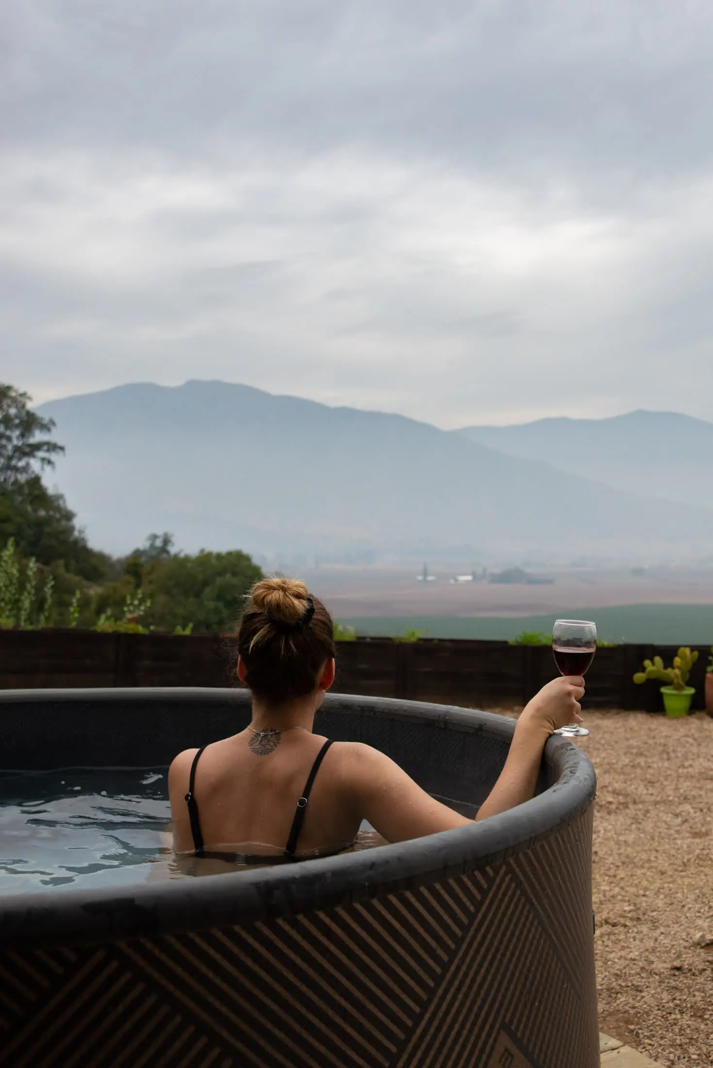 Hot tub privado del palco, con una copa de vino frente al Valle de Apalta